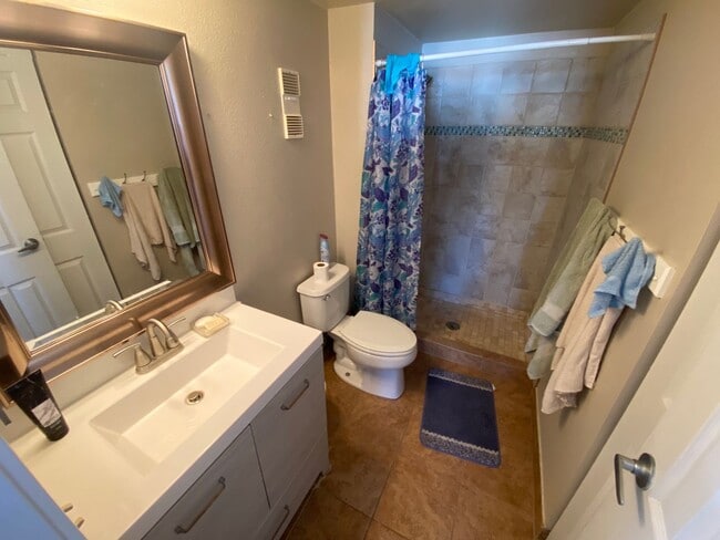 Building Photo - Spacious Aurora Condo