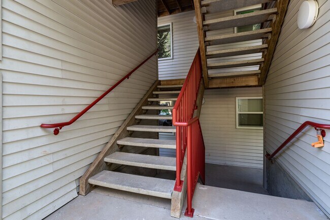 Building Photo - Two Bedroom One Bath With Forest View! One Month Free!