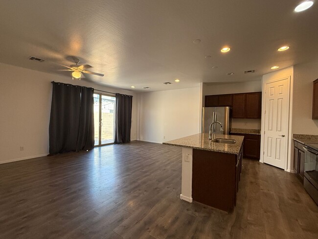 Building Photo - Laveen, Gated Community, 3 bed, 2 bath Gre...