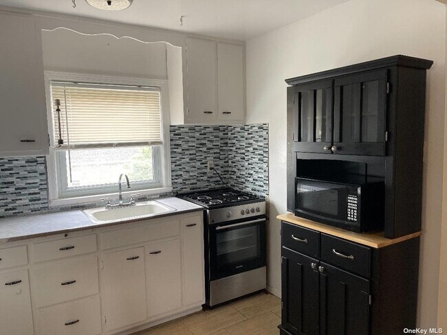 Building Photo - 624 E Walnut St