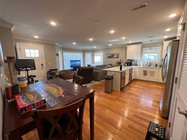 Building Photo - 118 Holland St