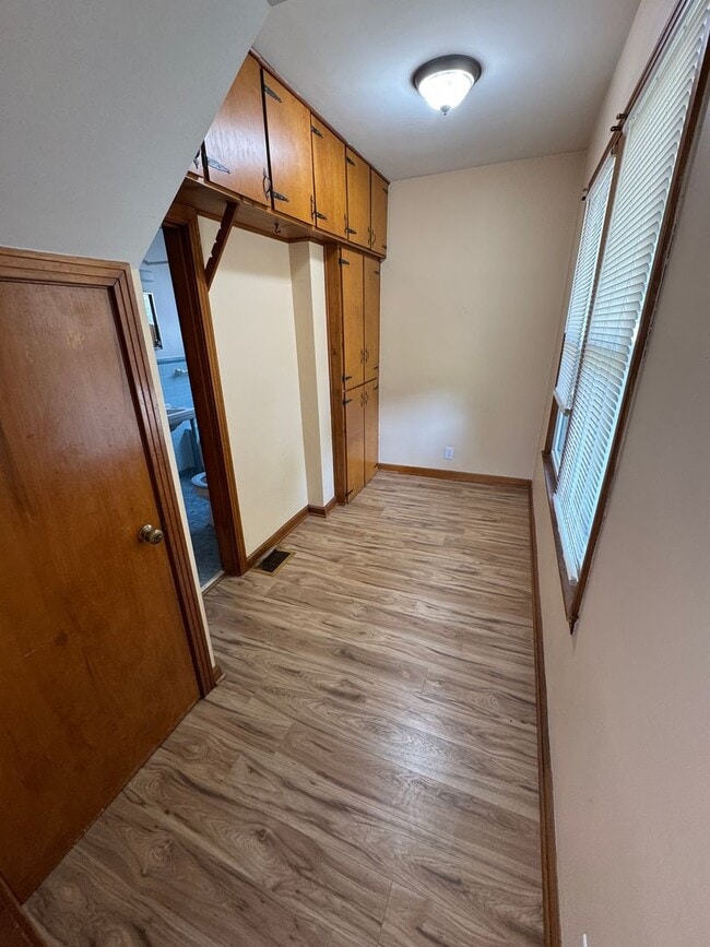 Building Photo - FOR LEASE- SINGLE-FAMILY HOME NEAR SYLVAN PARK!