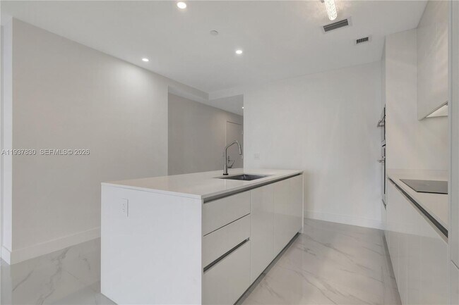 Building Photo - 700 NE 24th St