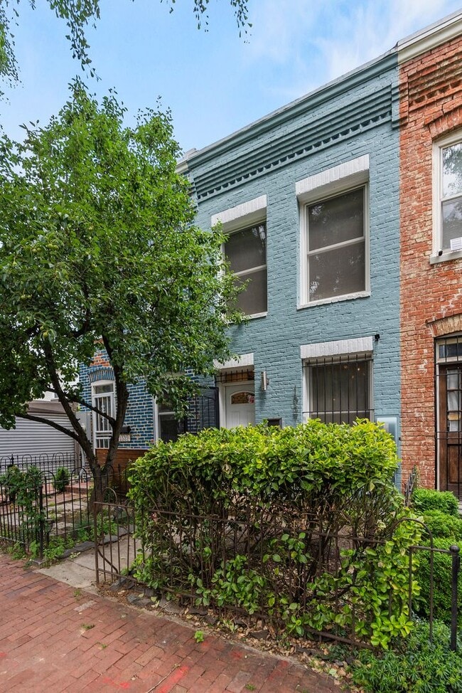 Building Photo - Charming Row Home | 2 Bed | 1 Bath | 950 Sf | Fenced Backyard | 2 Surface Parking Spaces