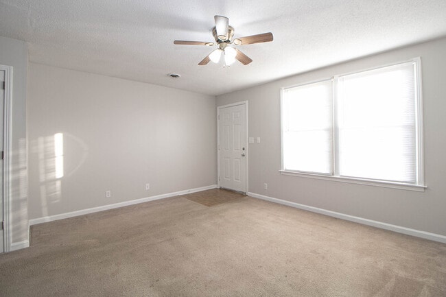 Building Photo - 814-B Golfview Pl