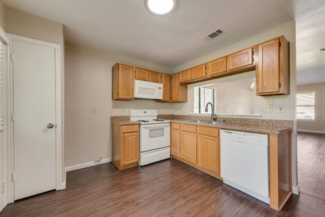 Building Photo - 208 E Denton Dr