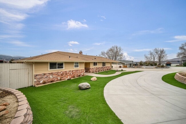 Building Photo - FULLY FURNISHED MOUNTAIN VIEW RETREAT with HOT TUB, RV PARKING & NO HOA