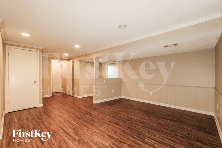 Building Photo - 804 NE Karapat Dr