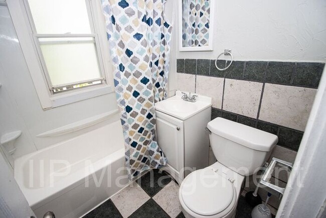 Building Photo - Updated 2BD UP off West Blvd-Westside Clev...