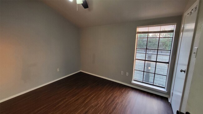 Building Photo - 8641 Victorian Village Dr