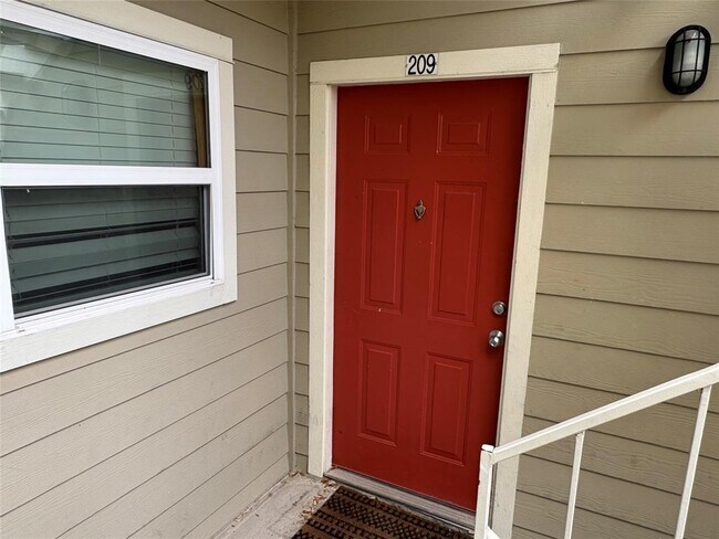 Building Photo - 114 E 31st St