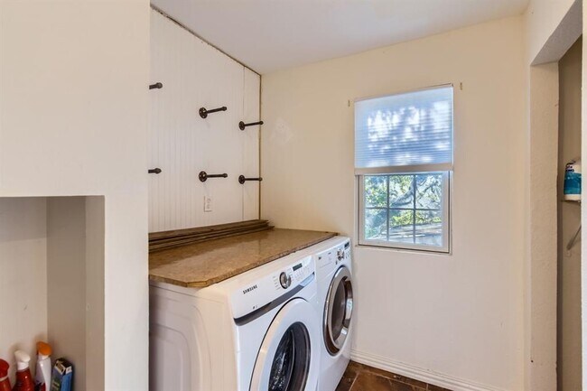 Building Photo - 13003 S Madrone Trail
