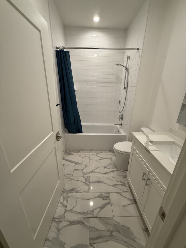 Building Photo - 946 Saratoga St