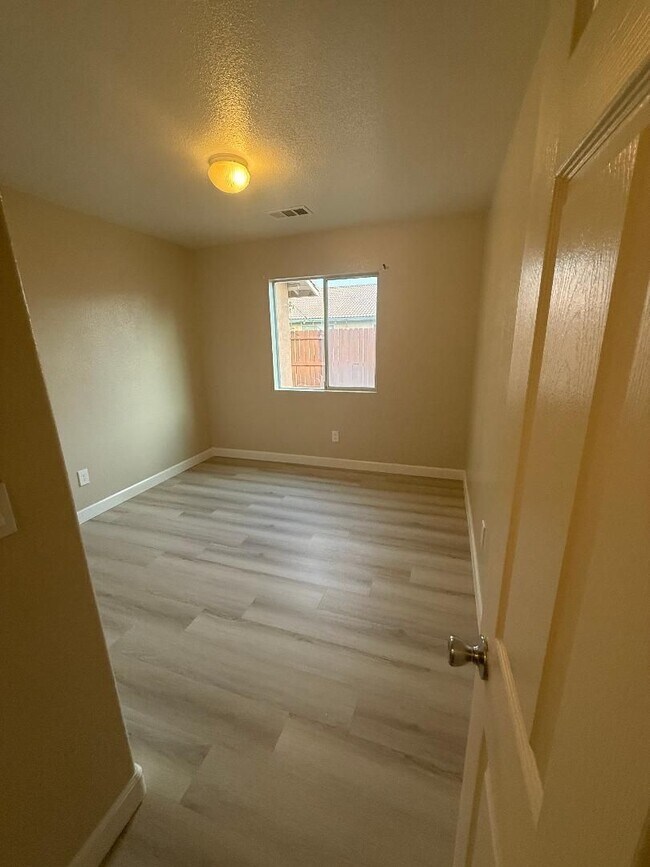 Building Photo - FOR RENT – Spacious 5 Bed / 3 Bath Home in Calexico!