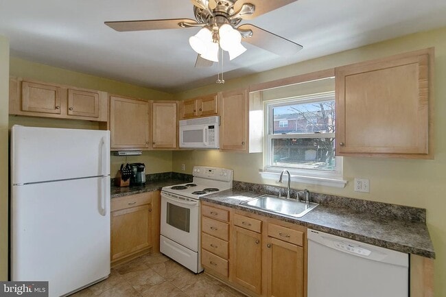 Building Photo - 933 Elm Rd