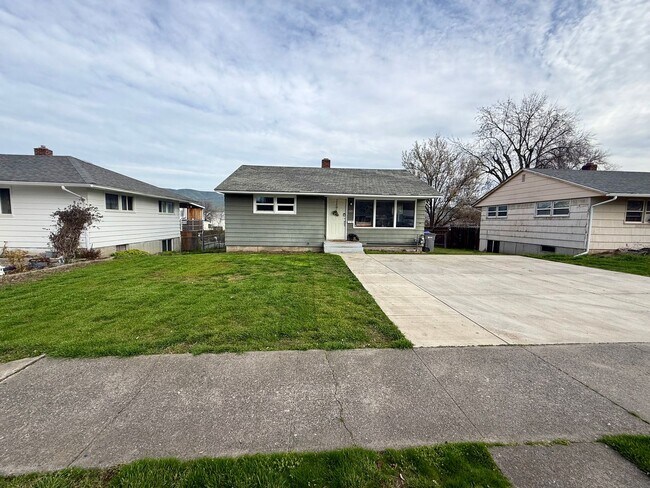 Building Photo - 3 Bedroom, 2 Bathroom in Candy Cane Lane Edition!