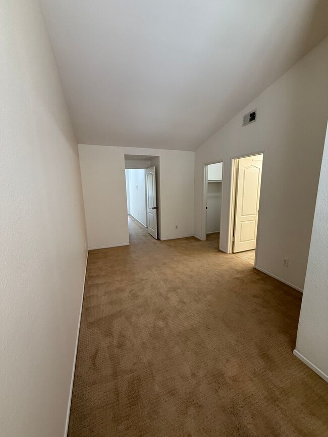 Building Photo - Beautiful 2 Bed, 2.5 Bath Two-Story Townho...