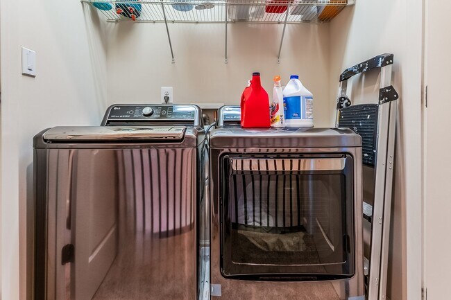 Building Photo - Stunning One Loudoun Townhome – 3BR / 3.5BA in Prime Ashburn Location – Available May 1