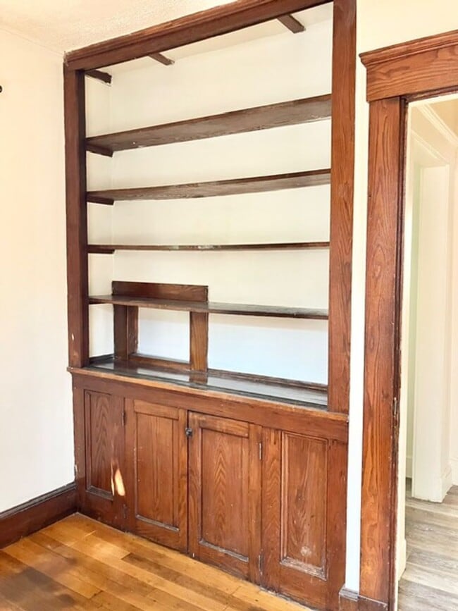 Building Photo - College Rental