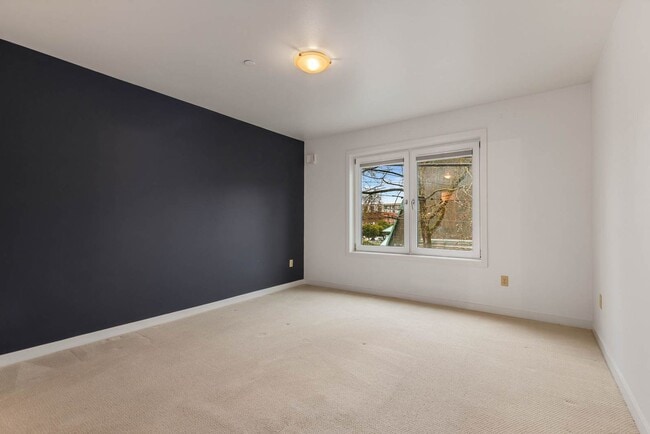 Building Photo - 701 1st Ave N