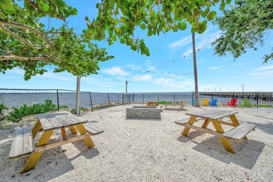 Building Photo - 611 Destiny Dr