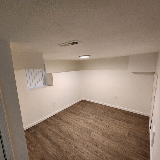 Building Photo - 2108 Laurel