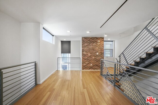 Building Photo - 1220 N Orange Grove Ave