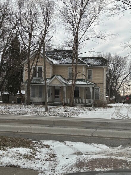 Building Photo - 304 E Burlington Ave
