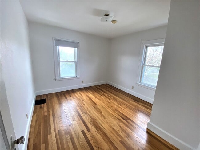 Building Photo - 105 Helen St