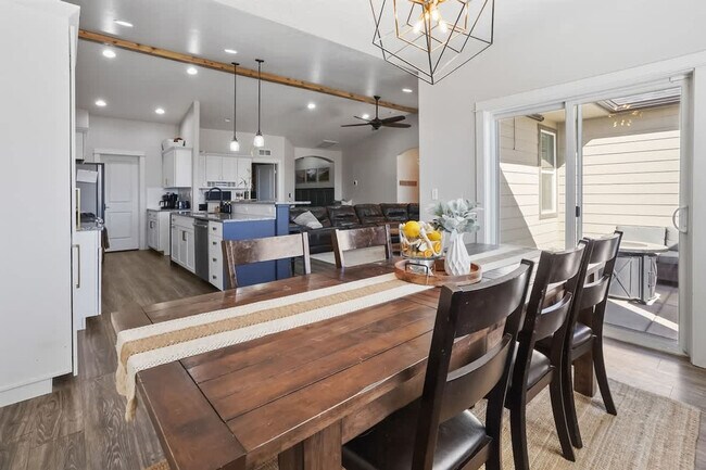 Building Photo - 304 Cliff Swallow Ave