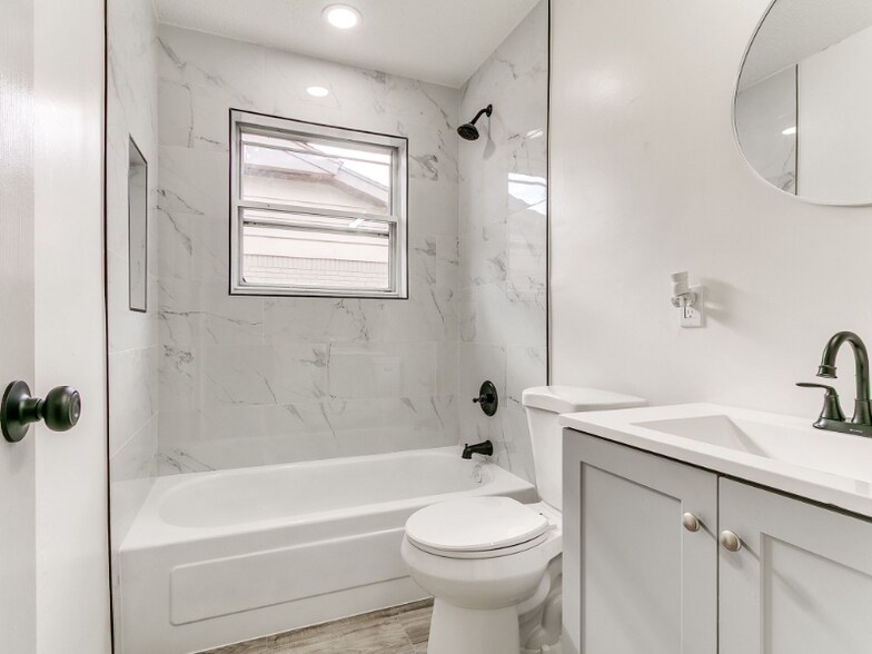 Building Photo - 1112 N Norman Ave