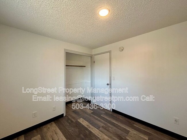 Building Photo - 794 SW Orchard Pl