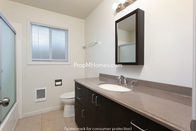 Building Photo - Wonderfully Updated NE Portland Glenfair One Bedroom Apartment w/ Private Patio!