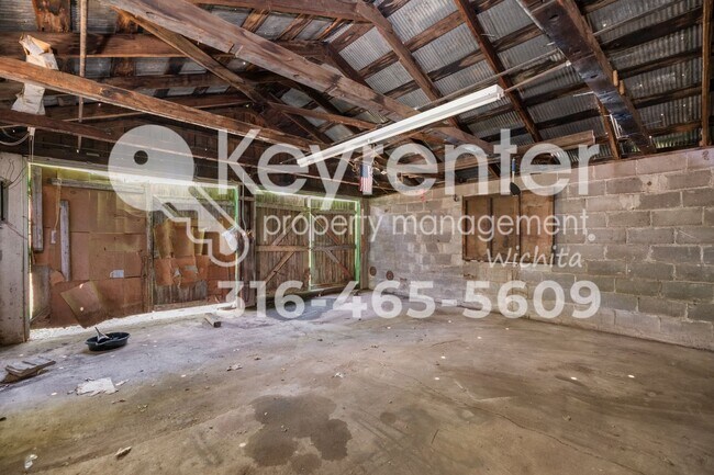 Building Photo - June is free!! Charming 1925 Farm House on 1/3 acre!