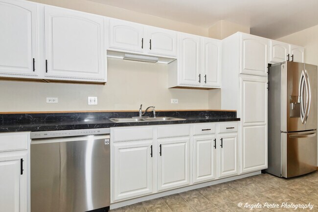 Building Photo - 5850 Fieldstone Trail