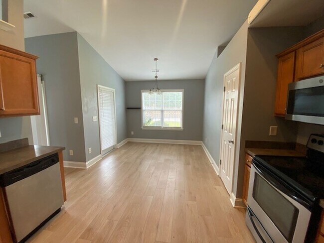 Building Photo - Welcome to this stunning 3-bedroom, 2-bathroom home located in Courntey Pines