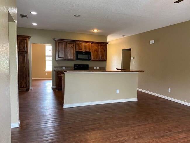 Building Photo - Charming 3-Bedroom Home Just Minutes from ...