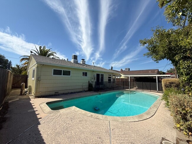 Building Photo - Cozy 2 bedroom 1 bathroom with pool!