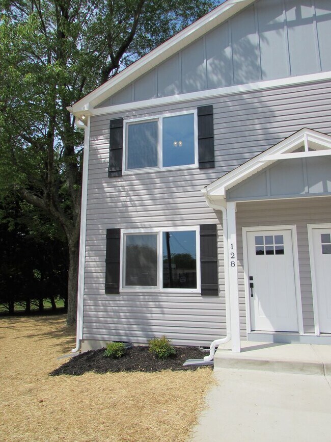 Building Photo - Brand new 3 bed/2.5 bath duplex located in the east side of Lincolnton