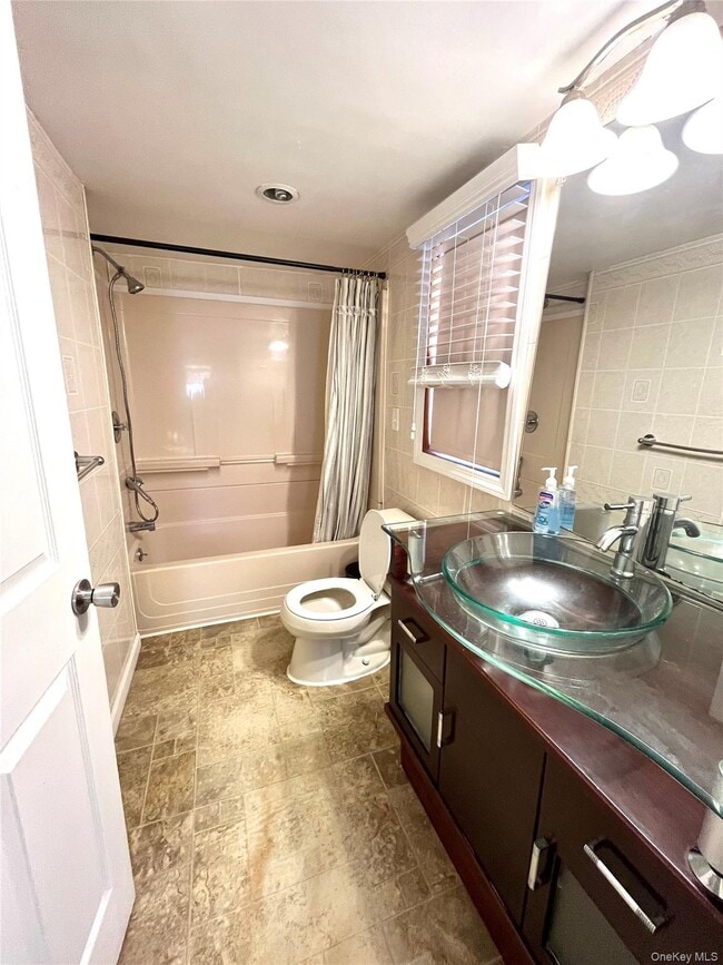 Building Photo - 53 Circle Dr N