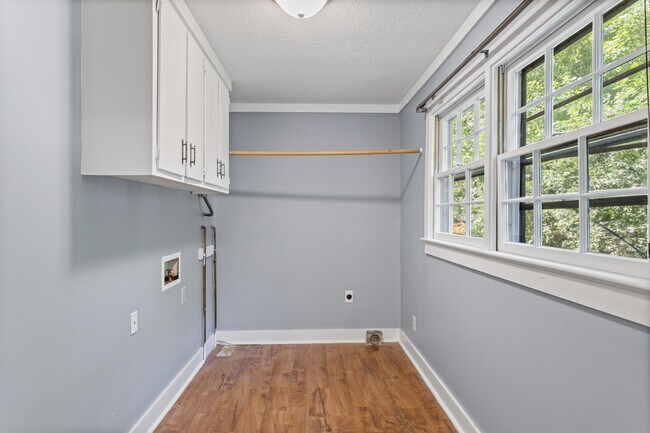 Building Photo - 417 Foxhall Dr