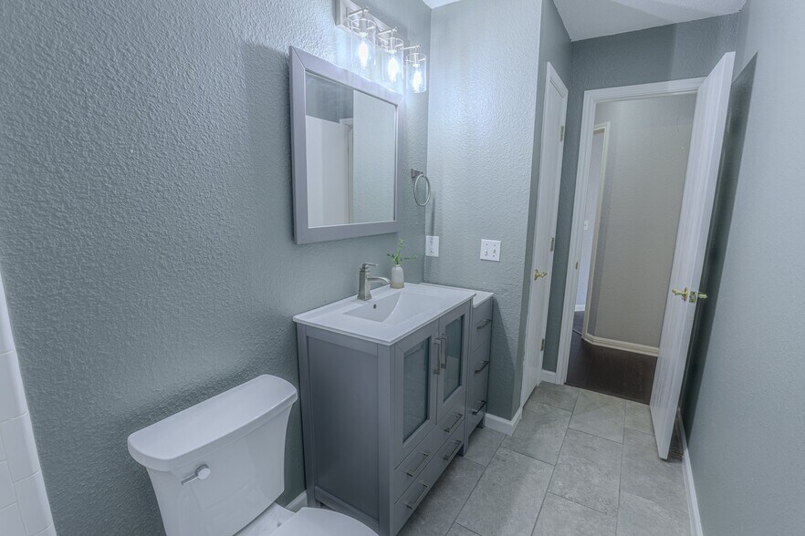Building Photo - 208 Discovery