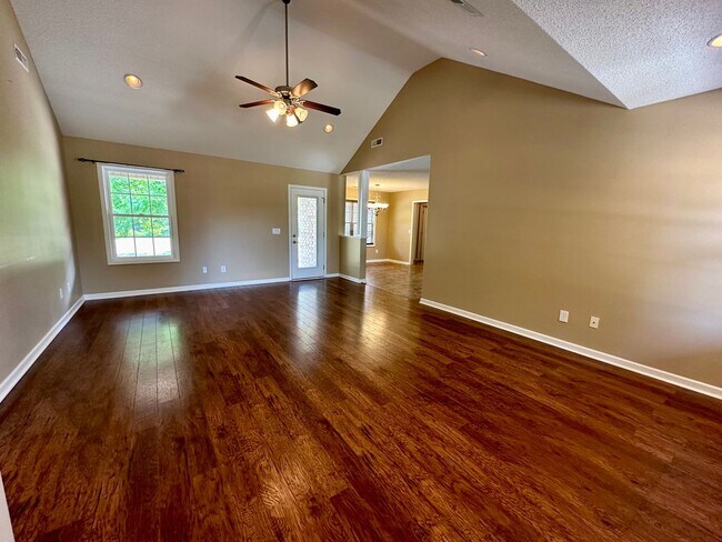 Building Photo - Large Fenced Yard in Saddlebrook Subdivision!