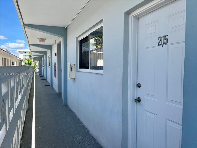 Building Photo - 1185 Marseille Dr