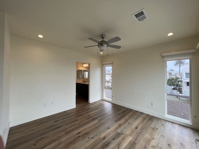 Building Photo - Modern 3BD/2.5BA in La Jolla! Private Doub...