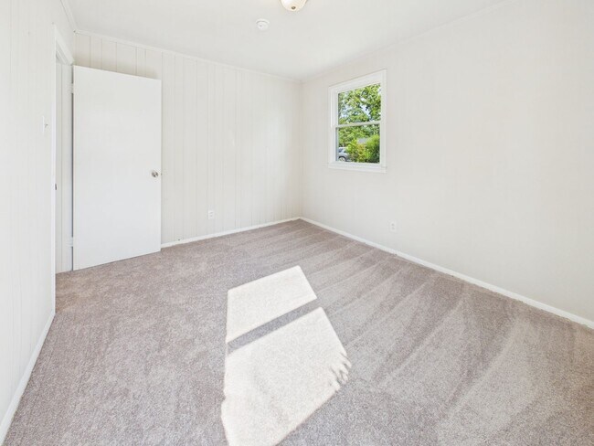 Building Photo - 2400 Beck Dr