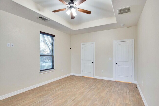 Building Photo - 118 N Buckhorn Dr