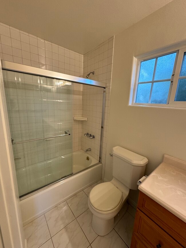 Building Photo - 923 Royal Oaks Dr