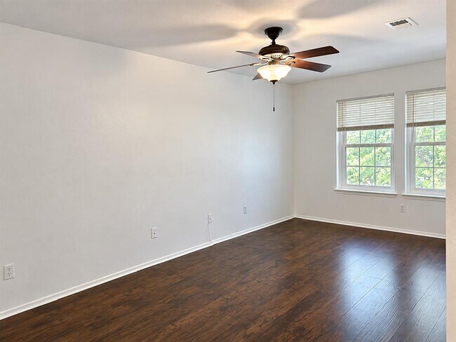 Building Photo - 1015 E Yager Ln
