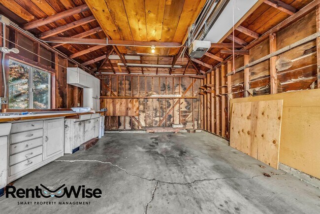 Building Photo - Present PM-Midtown Palo Alto Beauty-New Floors-Remodeled Bathrooms-Big Yard